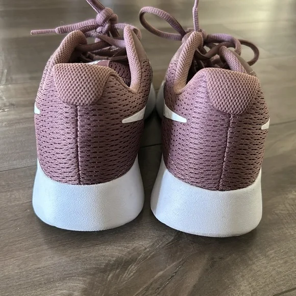 Size 7.5 Nike Women’s Tanjun - Picture 3 of 7